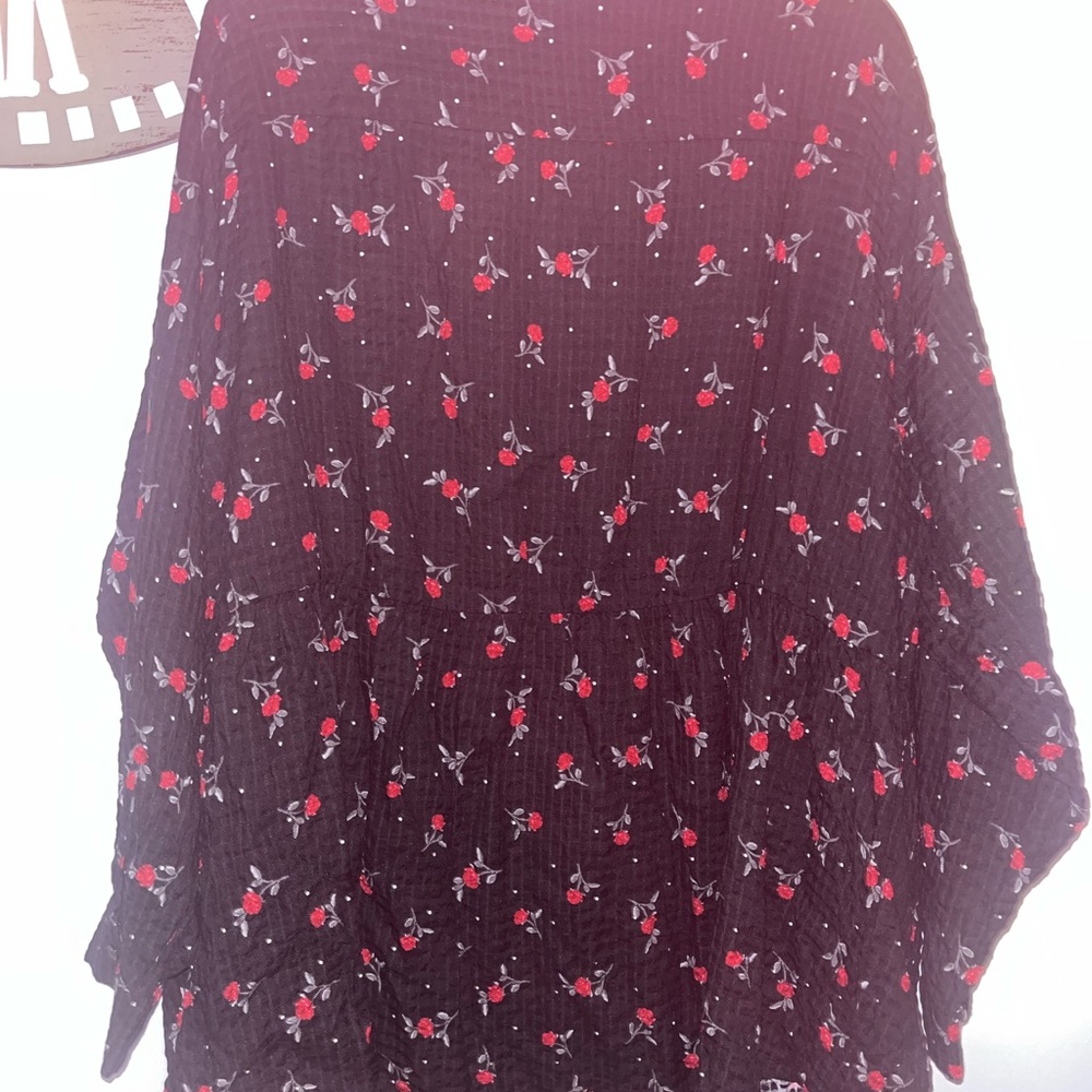NWT Torrid black rose printed top size 4X - Picture 3 of 4